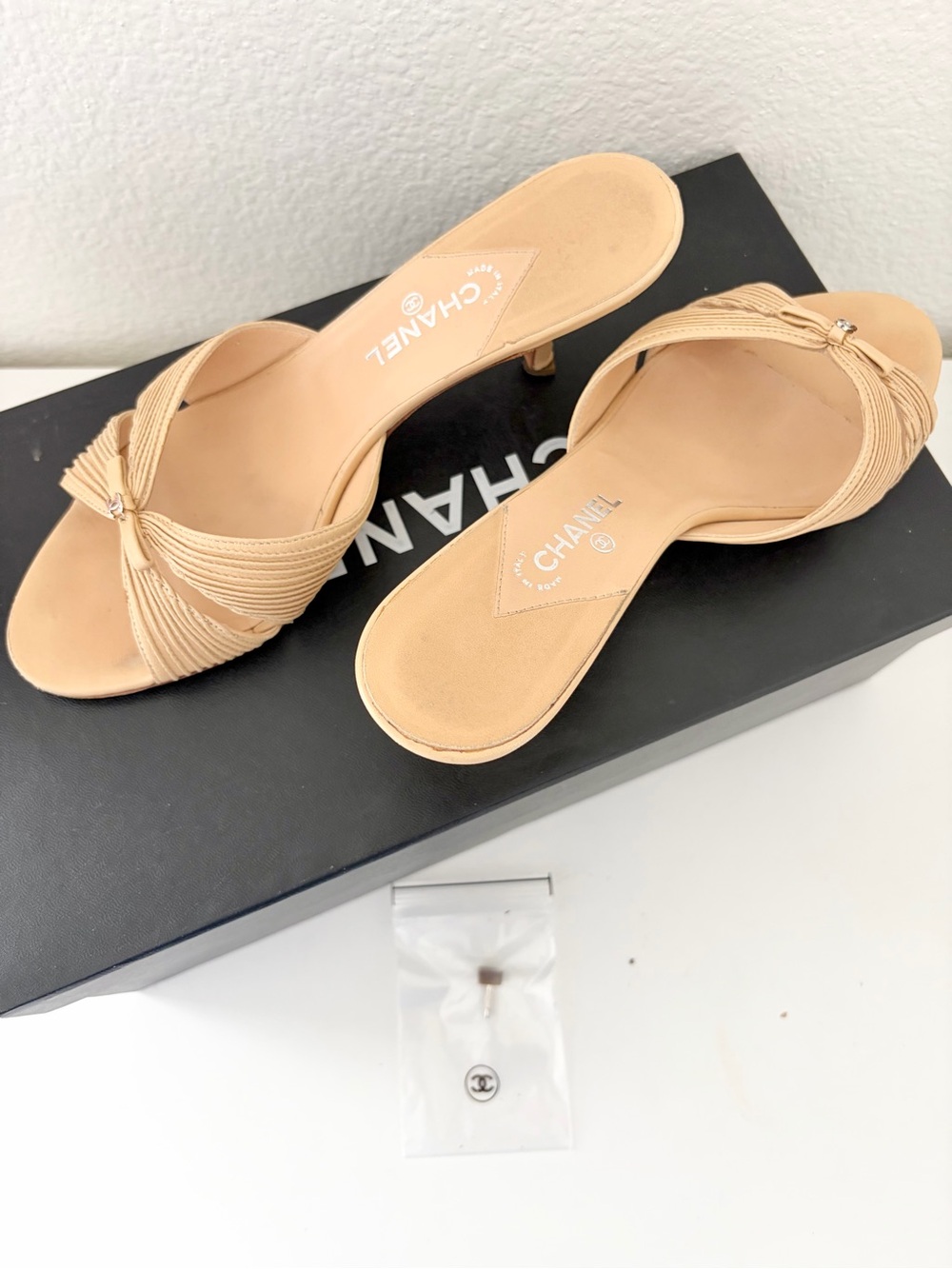 CHANEL Tan Bow Slide Kitten Heels with CC Accent - Picture 2 of 8